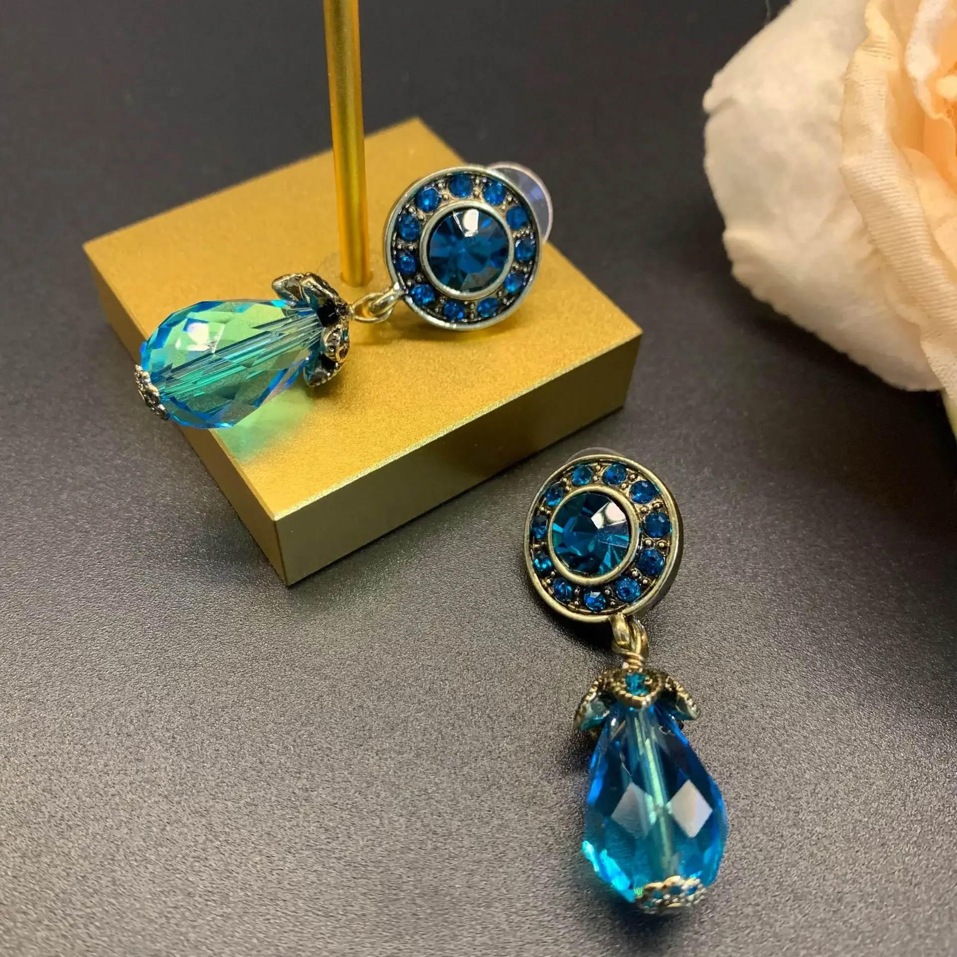 Vintage Round Drill Resin Eardrop Senior Sense French Retro Court Dark Blue Drop Earrings Fashion in Antique Women Jewelry INS