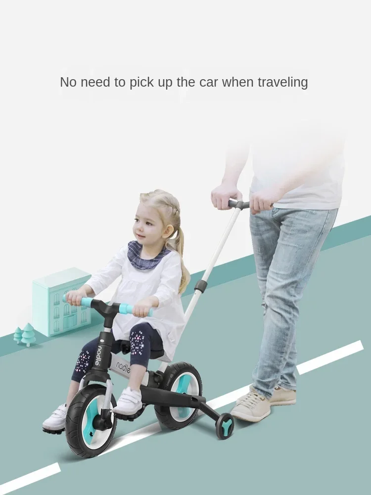 Un vélo d'équilibre polyvalent de voiture pour des enfants, deux dans un vélo, une déformation principale, le scooter libre de pédale de bébé est sûr et