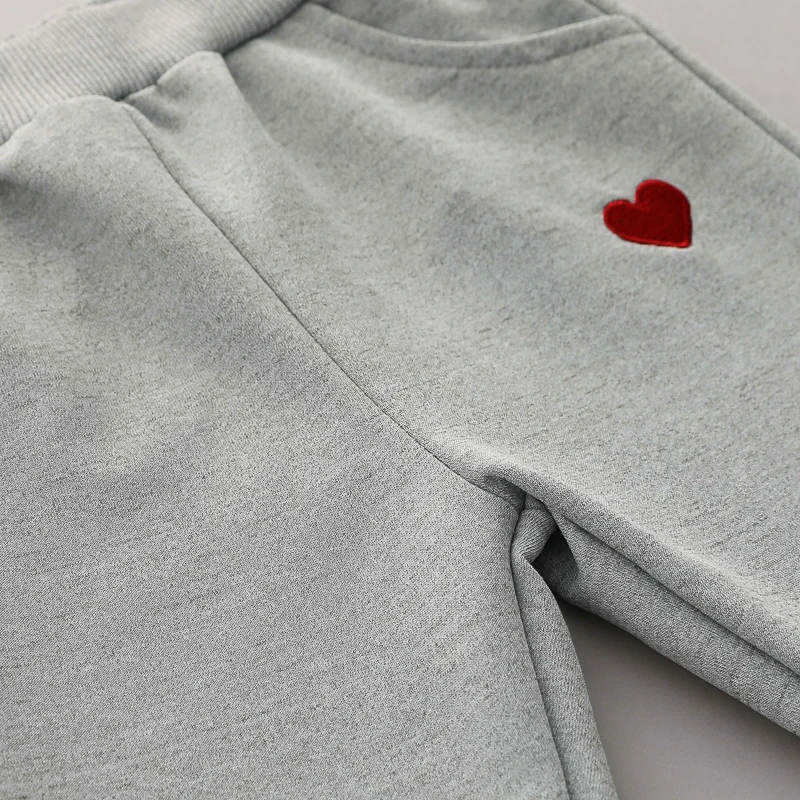 2-teiliges Kleinkind-Outfit-Set mit Langarm-Oberteil und Herzförmigem Schriftzug, Rundhals-Design, Bequemes Zweiteiler-Geschenkset für die Kleinsten – Detail 5