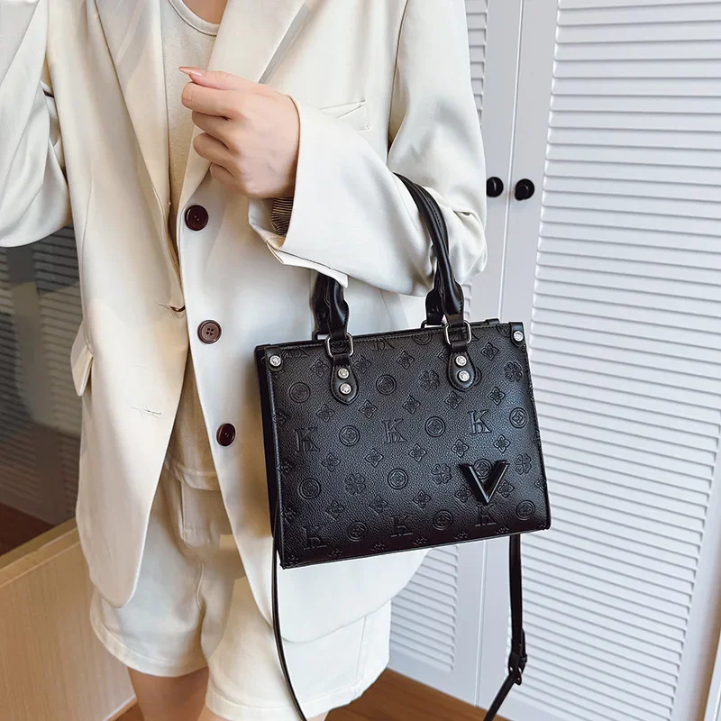 

2026 New High-End Luxury Women's Tote Bag Fashion Letter Designer Versatile Large-Capacity Premium Quality Shoulder Handbag
