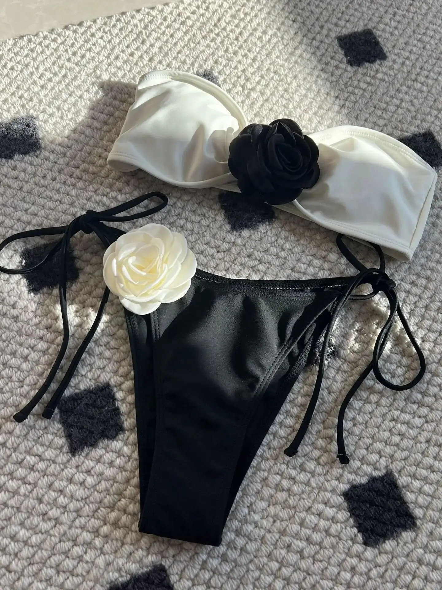 Conjunto de Bikini Bandeau con flores en 3D para mujer, bañador Sexy de tubo a rayas negras, minitraje de baño 2024