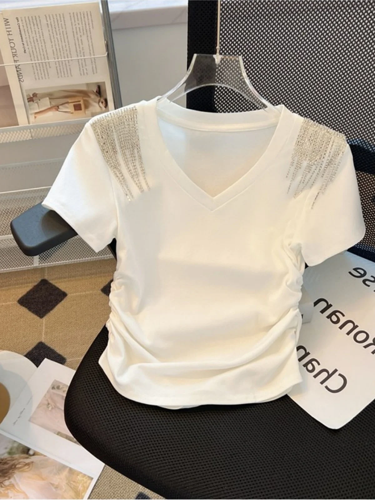 ビーズが多めの半袖レディースTシャツ、ウエストシェイプのショート丈、韓国風コットンニットサマートップス(若い女性向け) 1