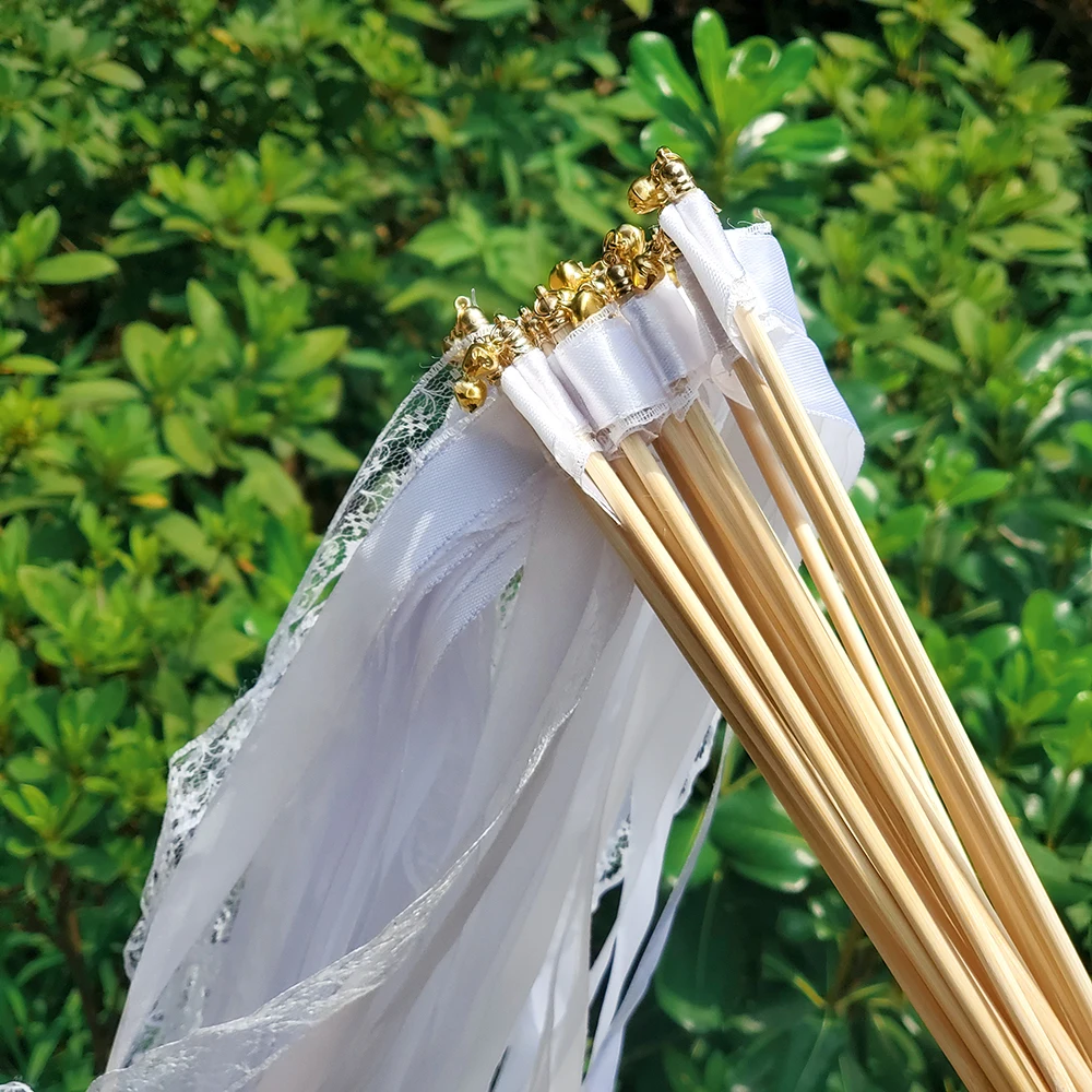 Weiße Bandstäbe, Feenstäbe, Hochzeit, wirbelnde Spitzen-Luftschlangen mit goldener silberner Glocke, Party-Juck-Requisite, Gastgeschenk für die Hochzeit