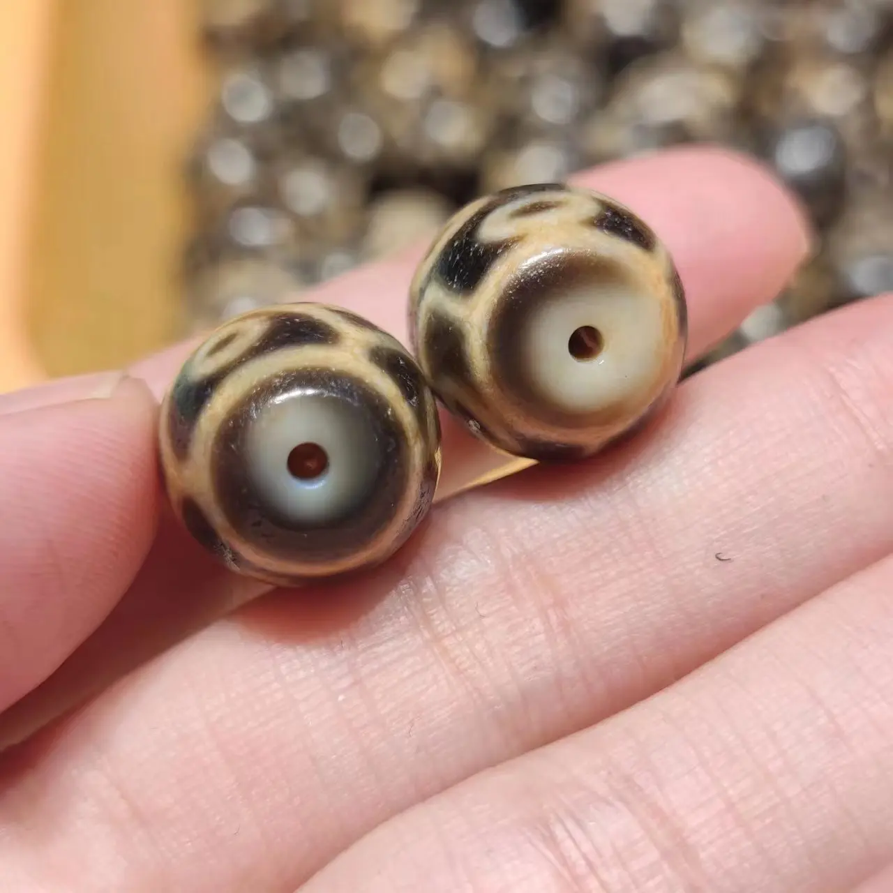 1pcs/lot natural tortoise shell nine-eye pattern old agate dzi Darlow bead Yellow teeth White core holes Weathering lines rare