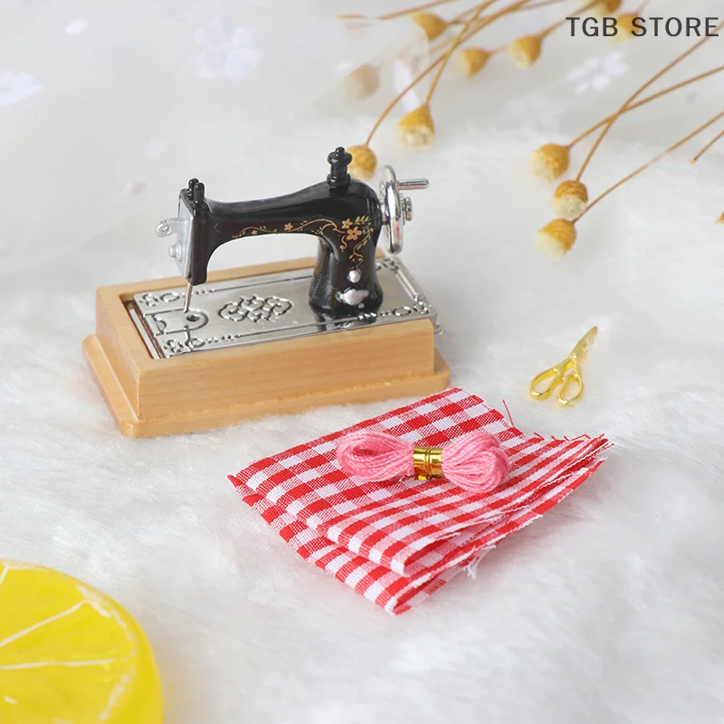 1/12 Dollhouse Miniature Sewing Machine with Scissors Thread Cloth