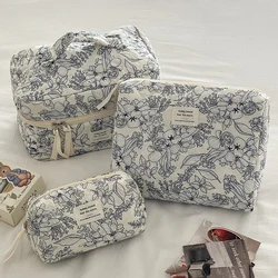 Bolsa de maquillaje acolchada con flores Vintage para mujer, organizador de viaje con cremallera portátil, bolso de aseo femenino, 2024