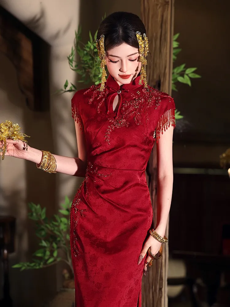 

New Chinese-style red cheongsam toasting dress engagement for the