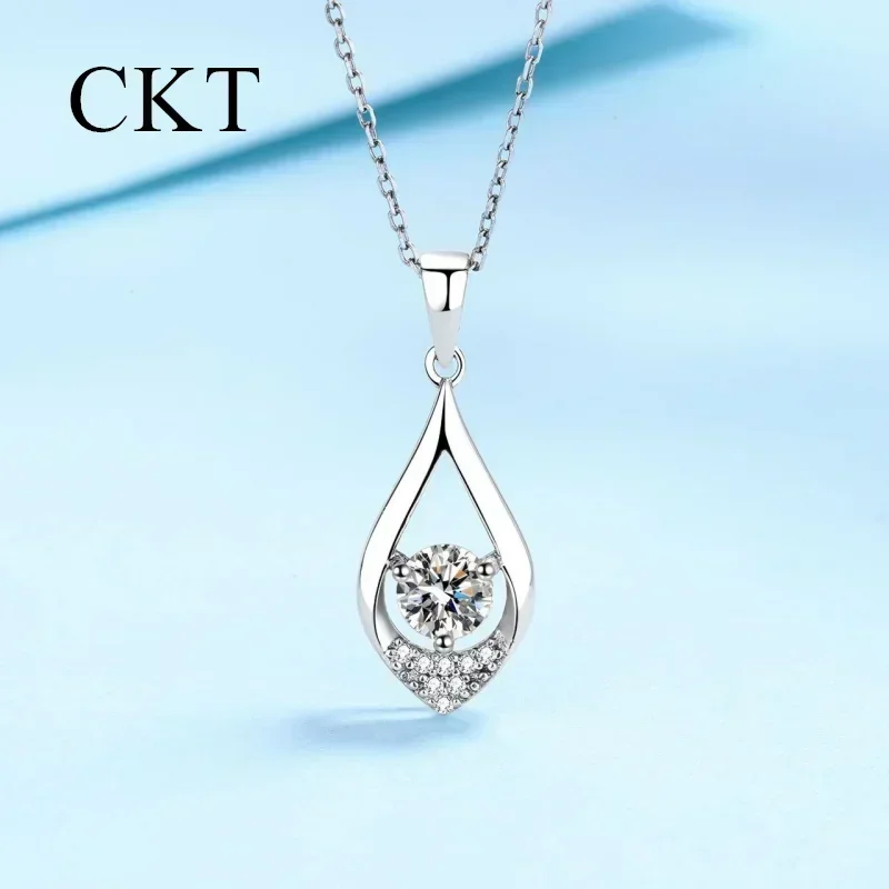 Collar de oro blanco de 18 quilates para mujer, colgante compacto de moissanita de 0,5 quilates, cadena de clavícula delicada, joyería fina de platino Pt950