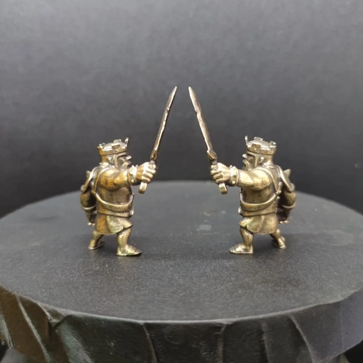 Figurka Wojownika z Mosiądzu - Antycznie Wykończone Rzeźby Postaci z Gier, Kolekcjonerska Miniatura do Ekspozycji na Biurko i Półce