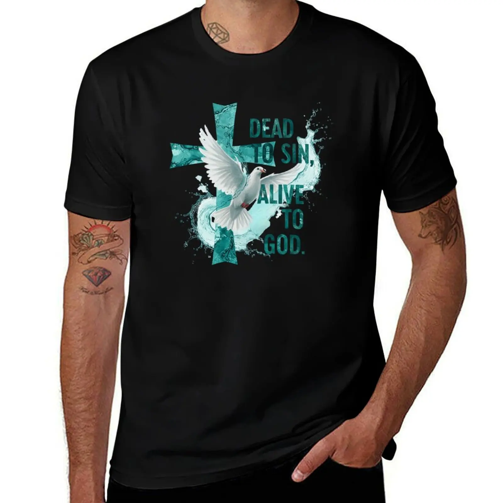 Mort à la chair, vivant pour Dieu. Le texte est superposé sur un motif croisé texturé avec des effets d'éclaboussures d'eau et un motif T-shirt blanc dégradé.