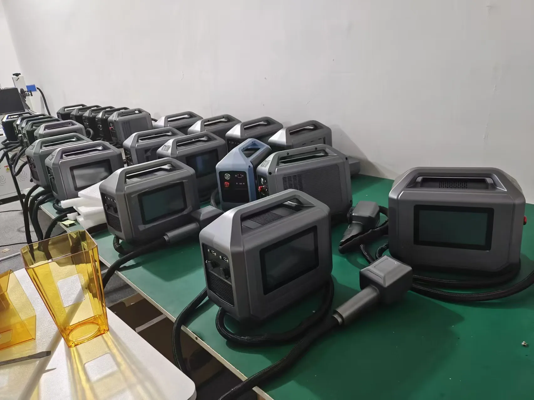 Buon prezzo 20w 30w 50w Mini macchina per marcatura di fibre portatile ottica portatile per pneumatici in resina metallica