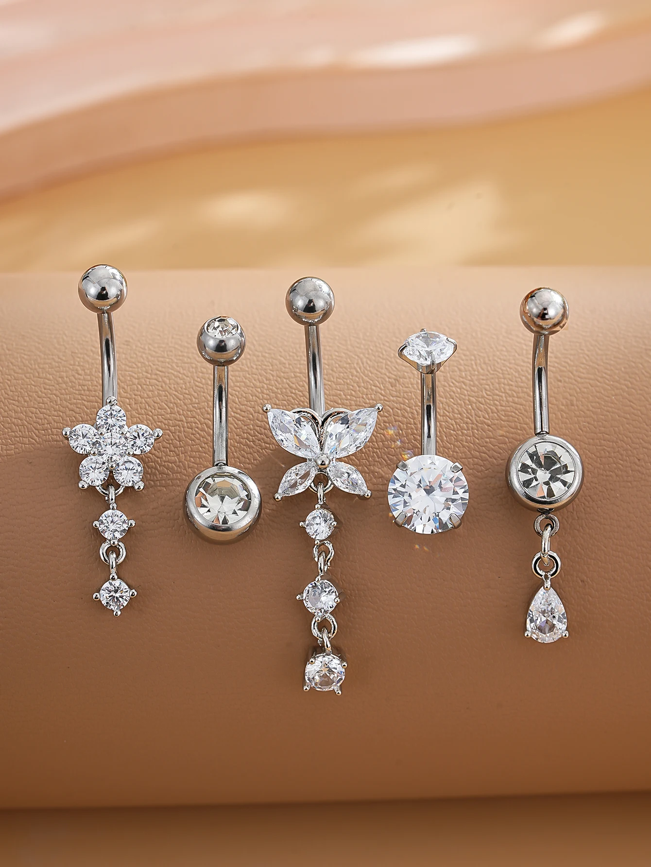 5-teiliges Set Goldfarbene Bauchnabelringe mit Herz- und Blumenanhängern, Edelstahl-Bauchpiercings mit Schleife, Gebogene Nombril-Ombligo-Ringe