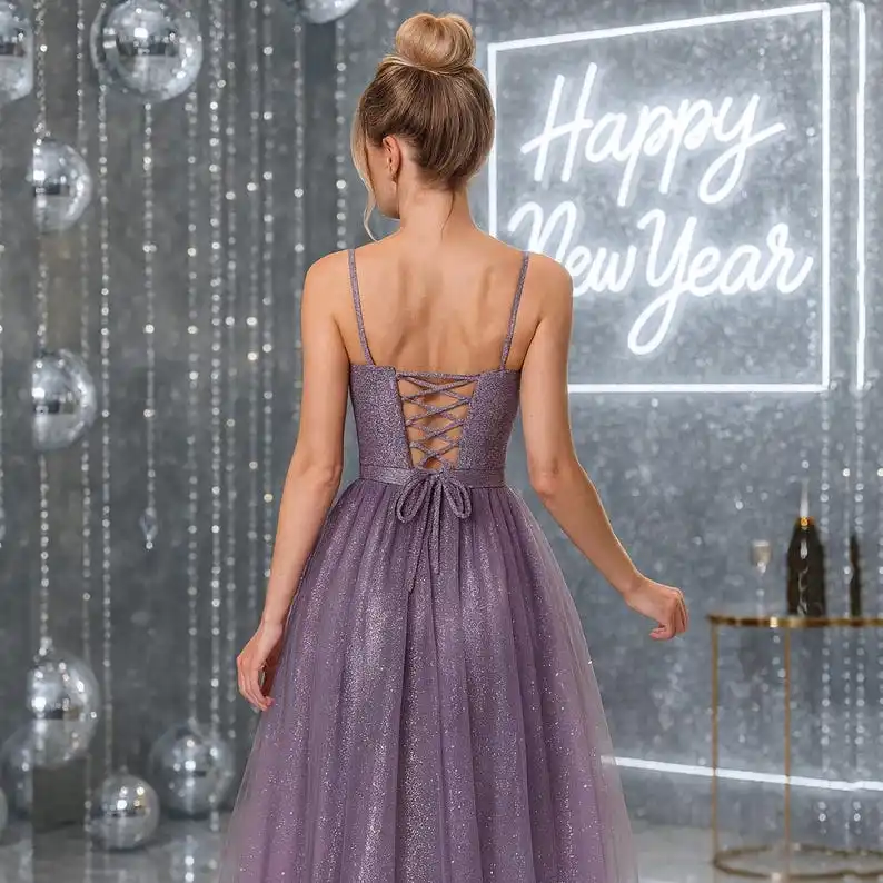 Vestido de cóctel de Año Nuevo con corsé brillante. Vestido festivo de punto brillante con falda de tul y espalda con cordones.
