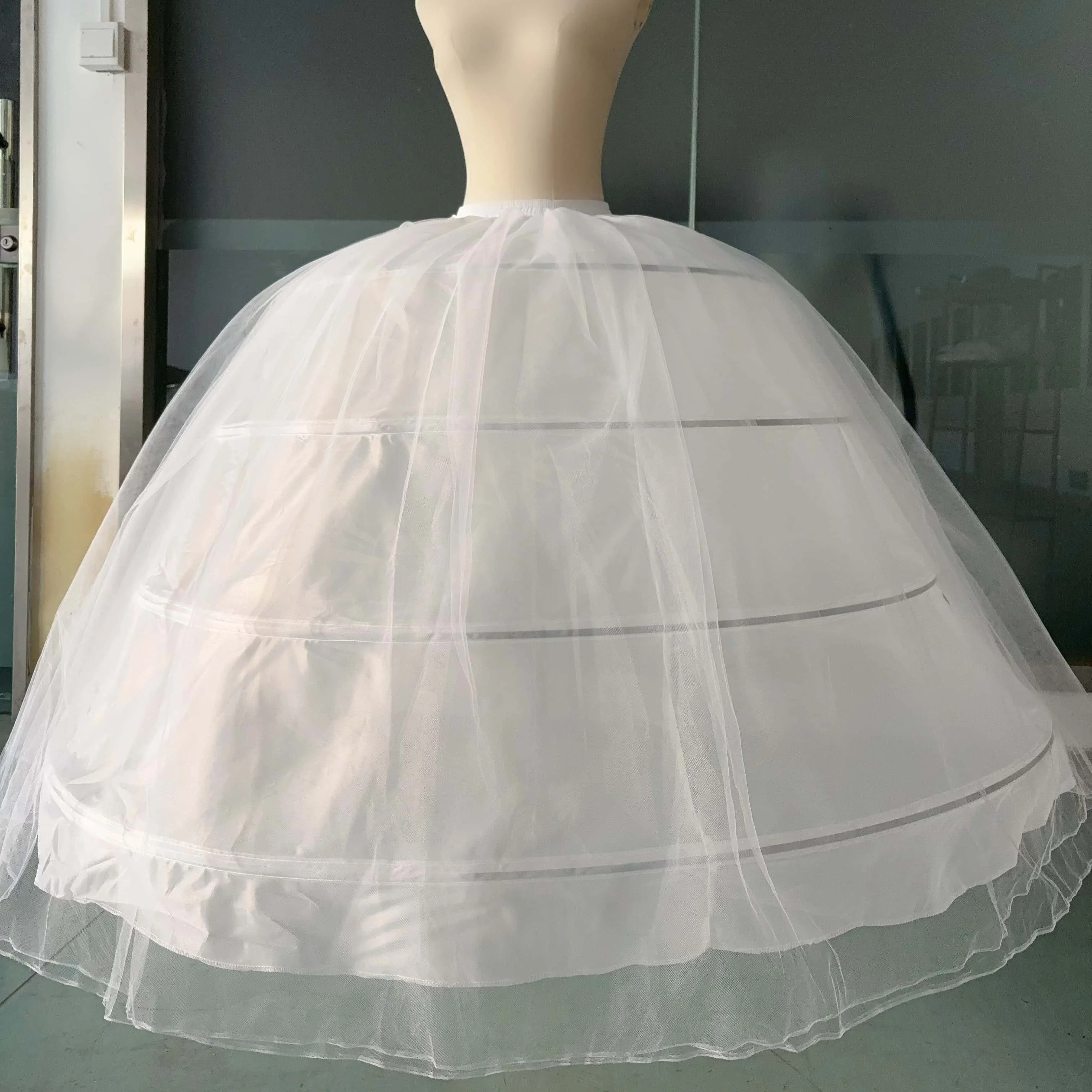 جديد حار بيع 4 الأطواق ثوب نسائي أبيض كبير سوبر رقيق كرينولين زلة تنورة لفستان الزفاف فستان زفاف في الأوراق المالية