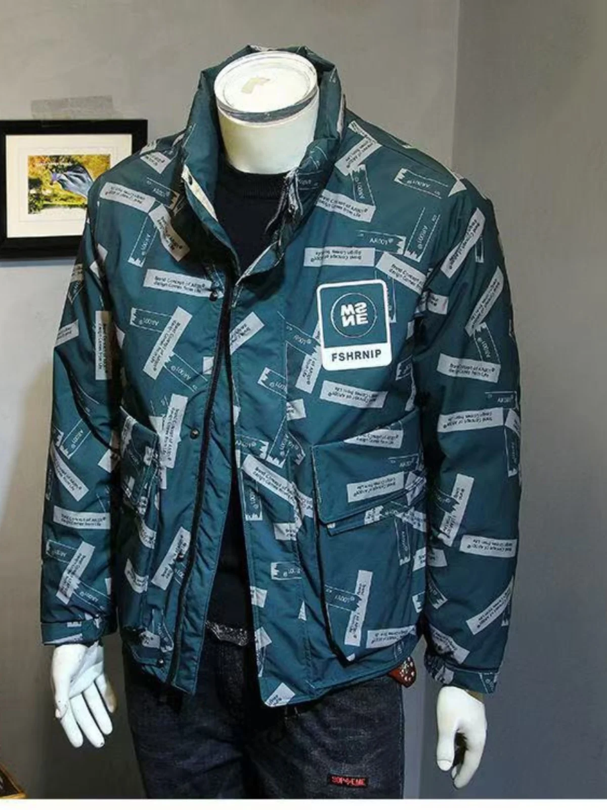 

2024, зимняя новая мужская хлопковая куртка с принтом в стиле пэчворк, американская повседневная рабочая одежда, теплая, крутая, простая, корейская версия