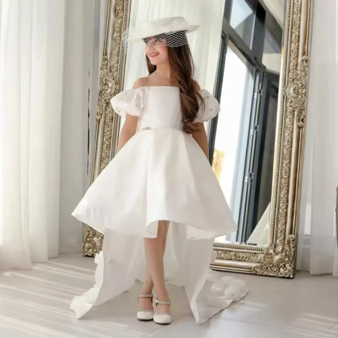 Vestido de Dama de Honor Jill Wish M042 Blanco con Hombros Descubiertos, Diseño Asimétrico, Mangas Abullonadas, Cola Floral Desmontable y Elegante Falda de Satén
