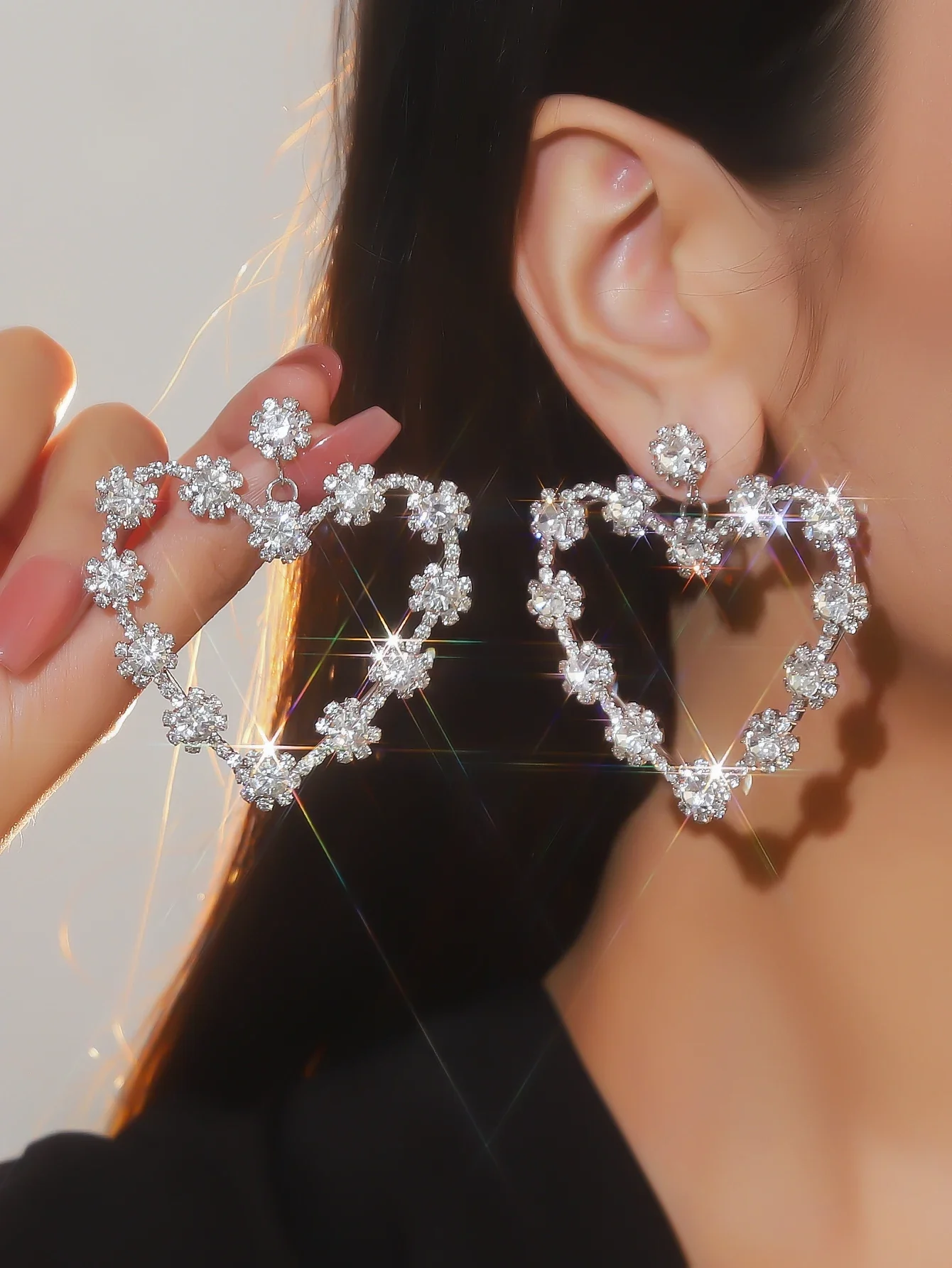 Fashion diamond hollow heart-shaped earrings female high-level sense of light luxury exquisite hundred match earrings