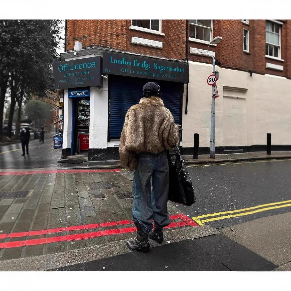 2025 سترة جلدية جديدة بغطاء للرأس بتصميم رائع على الوجهين يمكن ارتداؤها معطف فرو المنك المقلد بمقاسات متعددة متوفرة #3