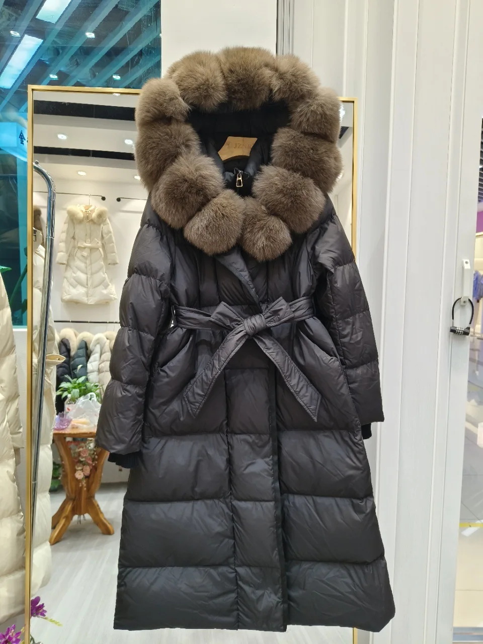

Средней длины выше колена, утепленная модная куртка с капюшоном Paka, 2026, новая женская куртка на белом утином пуху с воротником из натурального лисьего меха