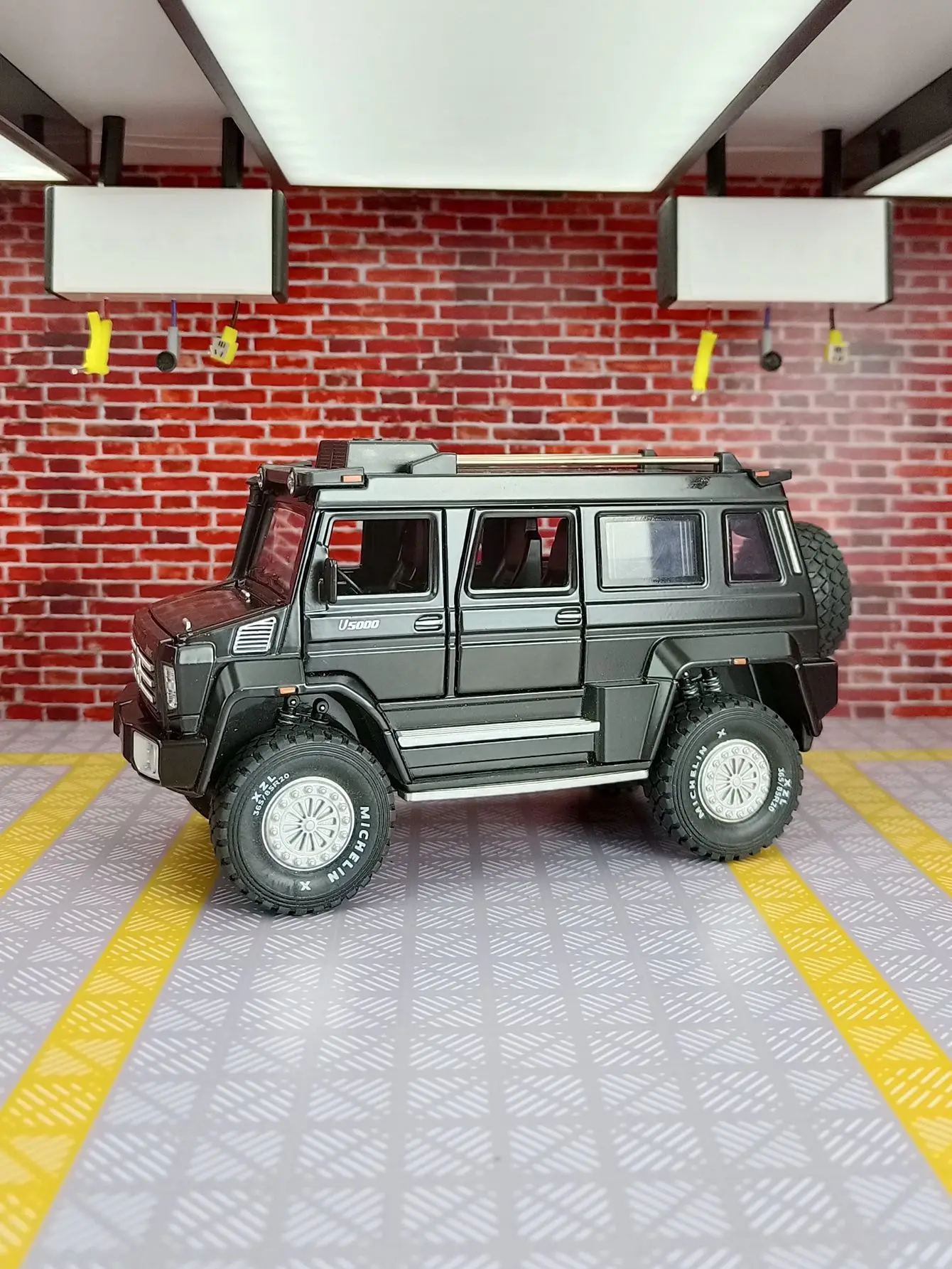 1/28 UNIMOG U5000 Automodel Speelgoeddeuren en de voorkap en kofferbakdeur kan ook worden geopend rijke details, vakmanschap