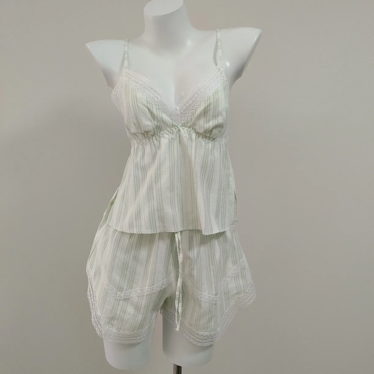 

Новинка 2026: Комплект пижамы с плиссировкой «Баббл» для женщин, летний тонкий комплект из двух предметов с V-образным вырезом, милый домашний комплект для сна и отдыха: майка и шорты