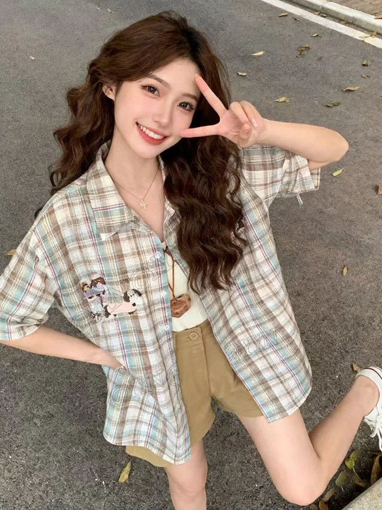 

Повседневный комплект из рубашки в клетку с коротким рукавом и шорт, женский летний модный костюм в студенческом стиле, комплект из трех предметов, стройнящий повседневный наряд