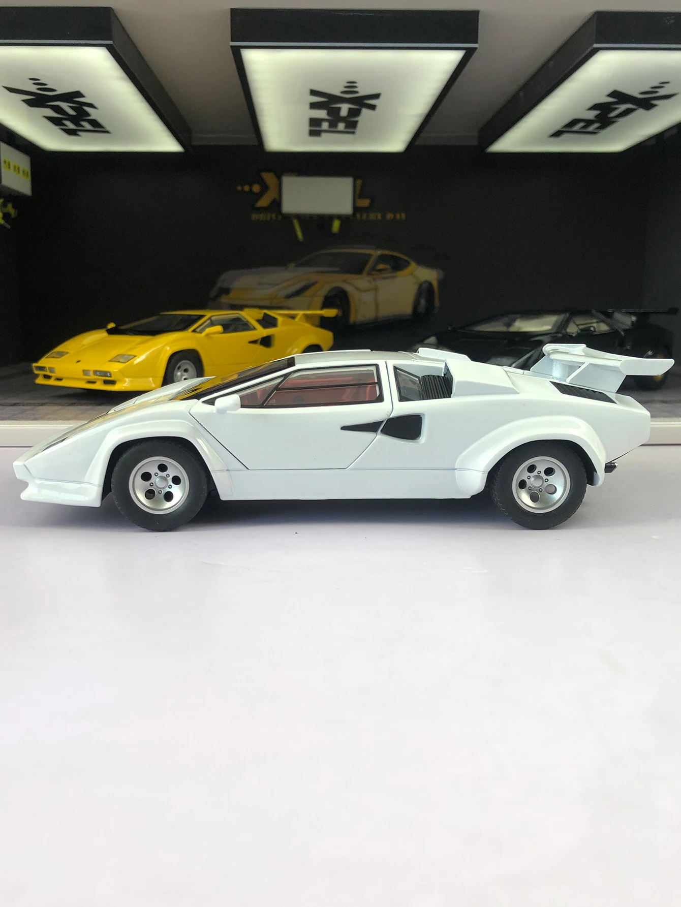 1: 24 symulacja, model retro samochodu sportowego ze stopu cynku, statyczna ozdoba, metalowy kolekcjonerski samochód na prezent