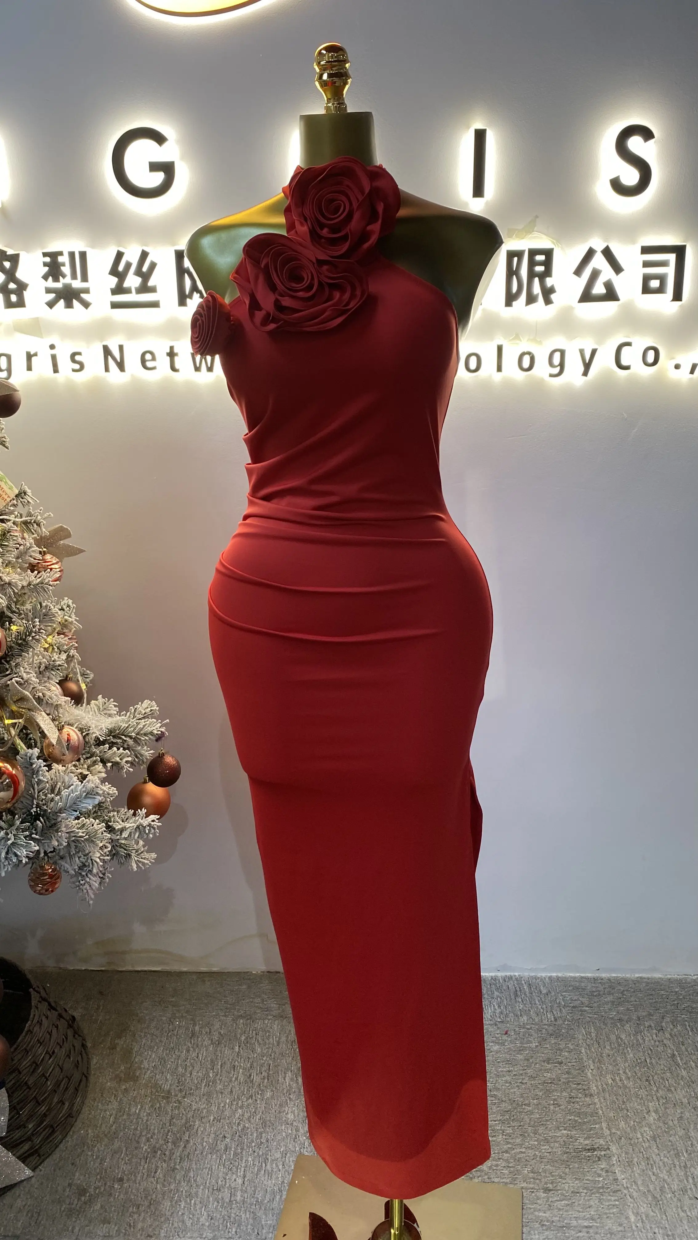 فستان نسائي أنيق وراقي من الساتان الأحمر مزين بالزهور ورقبة عالية من الساتان-GZXX115