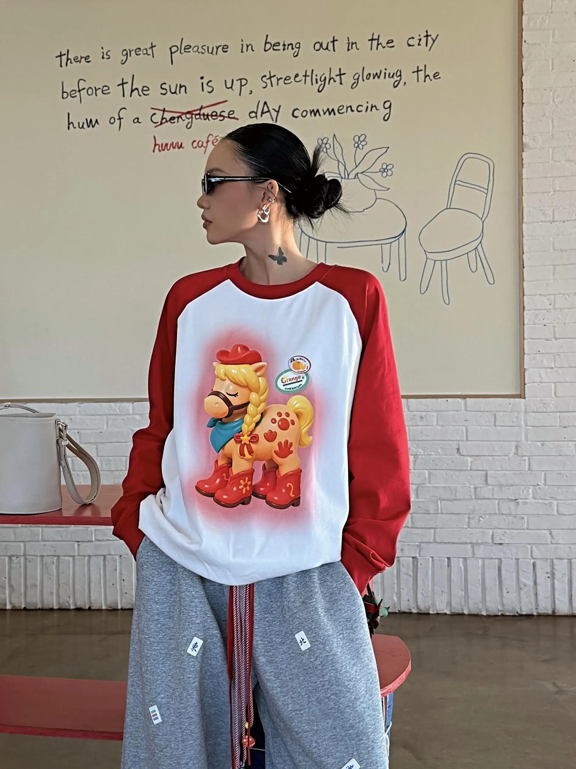 

Футболка Dongjin Heat Limited Edition с мультяшным принтом, воротником-стойкой, цветными вставками, свободного кроя, из чистого хлопка, для женщин...