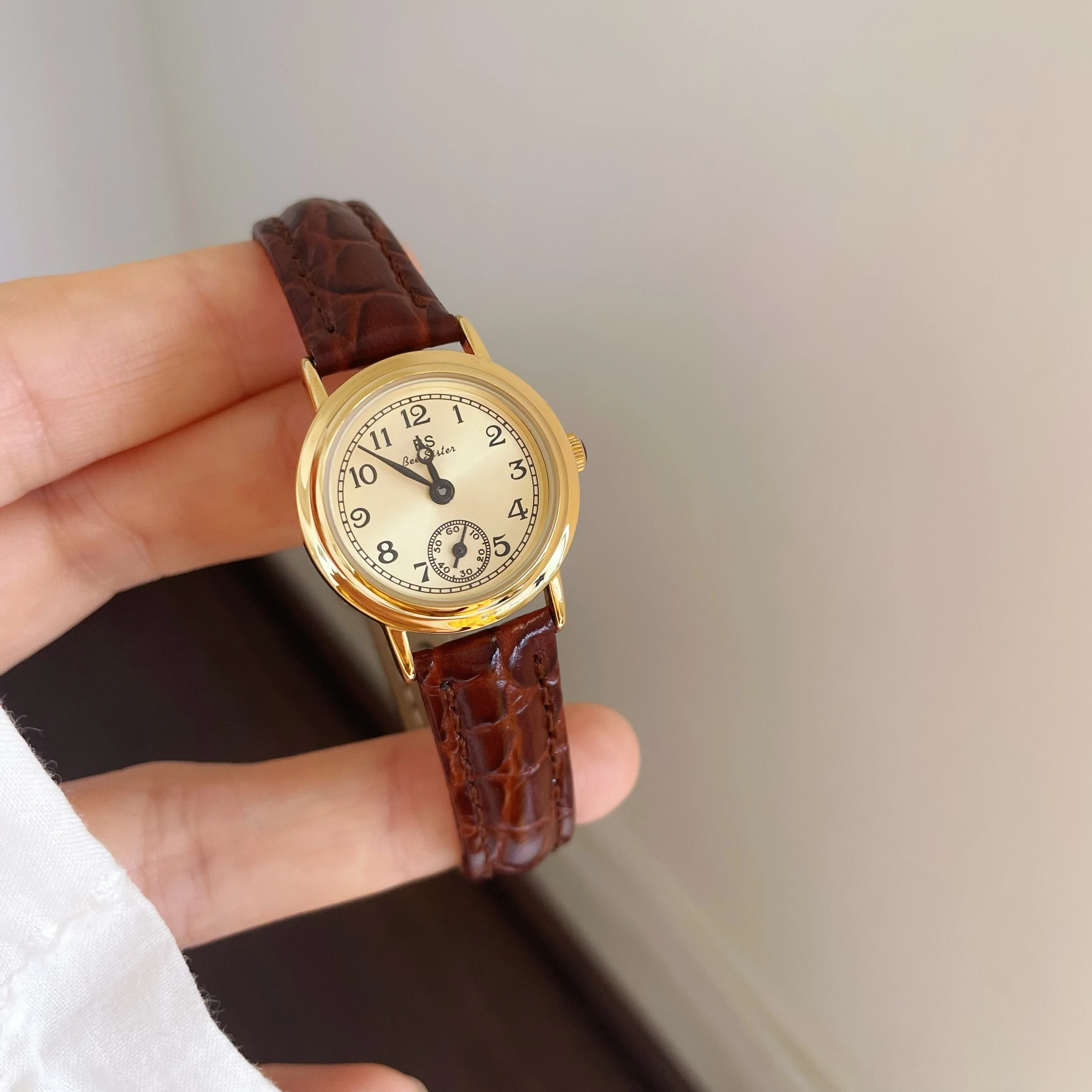 Retro Small Dial Niche Art Watch For Women 2026 New Arrival Workplace Ladies Leather Quartz Watch Student Watch Birthday Gift
