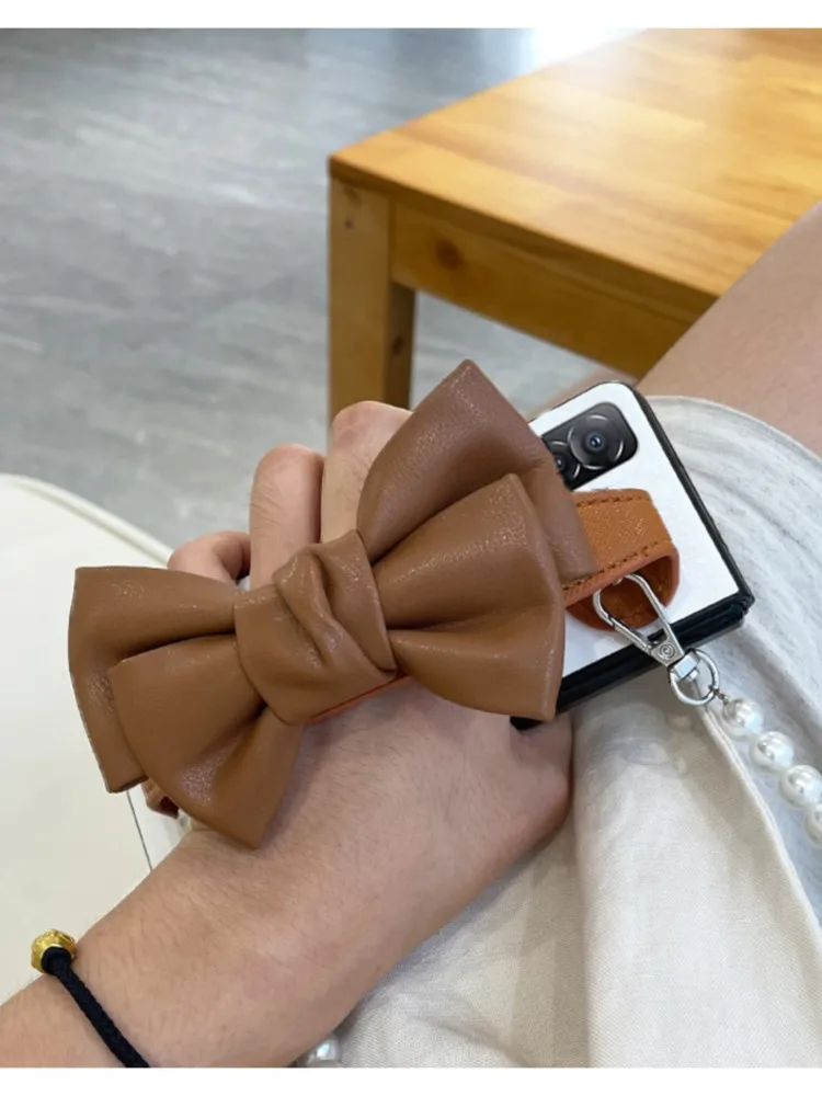 Woman Fashion Cute DIY Wrist Strap Giraffe Bow Pearl Chain Case For Samsung Galaxy ZFold6 7 ZFold 5 4 ZFold 3 2 Hand Chain Cover