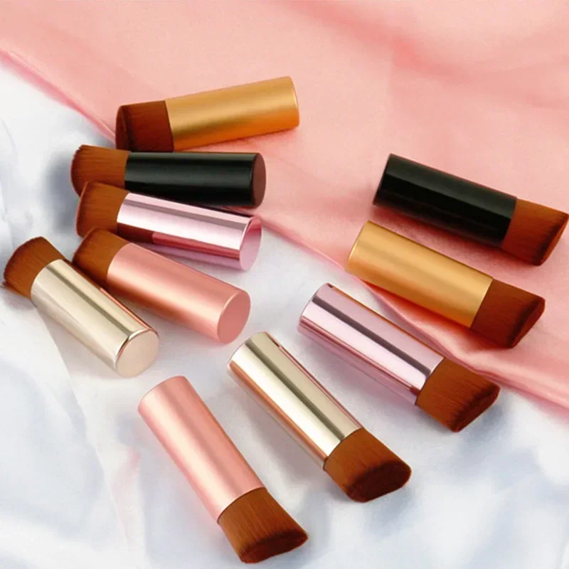 Pennello per trucco Pennello per fondotinta piatto inclinato Pennello per modellare l'asta corta Strumenti per la bellezza del viso Pennello per trucco per fard in fibra