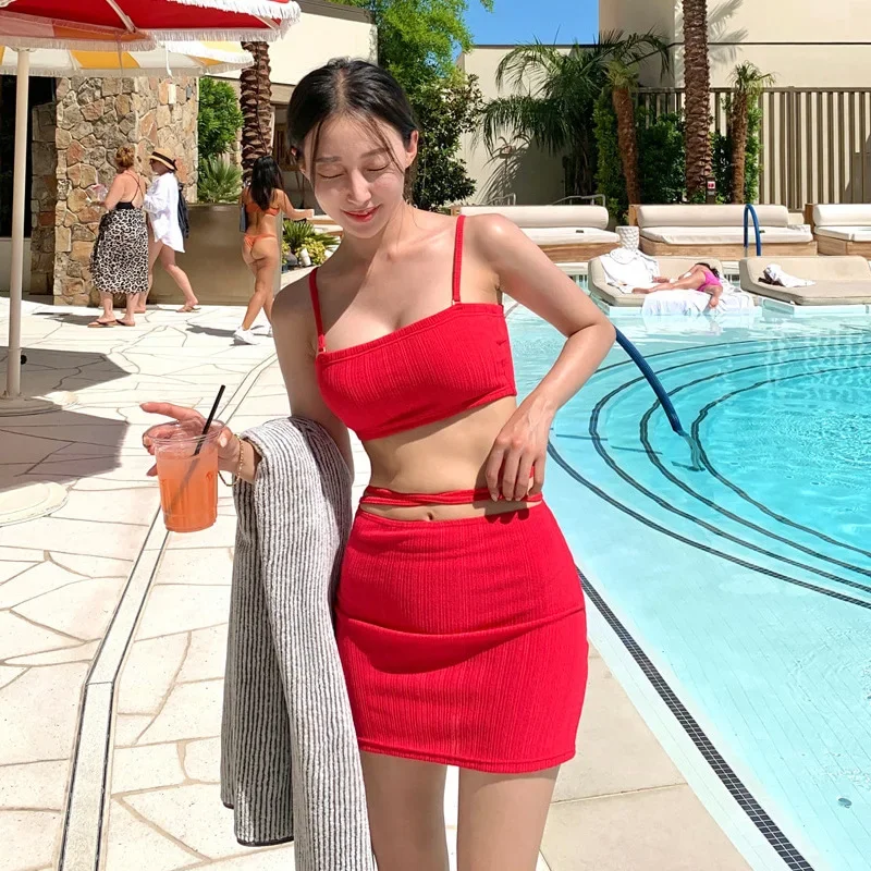 Koreanische Frauen zweiteilige Bikini-Anzüge solide rote Schlinge Badeanzug sexy abnehmen Dreieck mittlere Taille geteilt drei Stück Strand Bade bekleidung