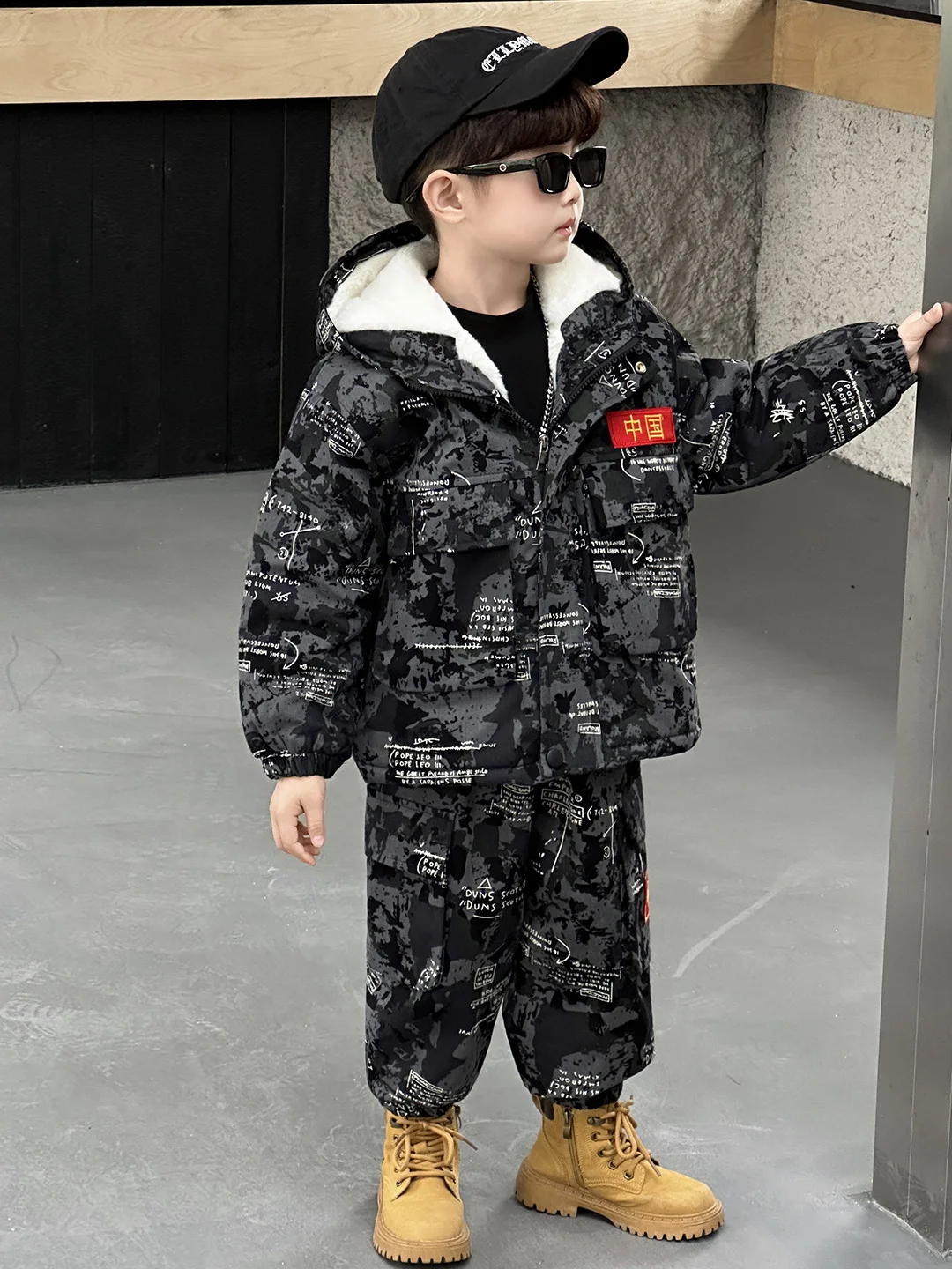 

Утепленный флисовый камуфляжный спортивный костюм для мальчиков, осенне-зимняя повседневная одежда, куртка с длинными рукавами и брюки, модный комплект из двух предметов