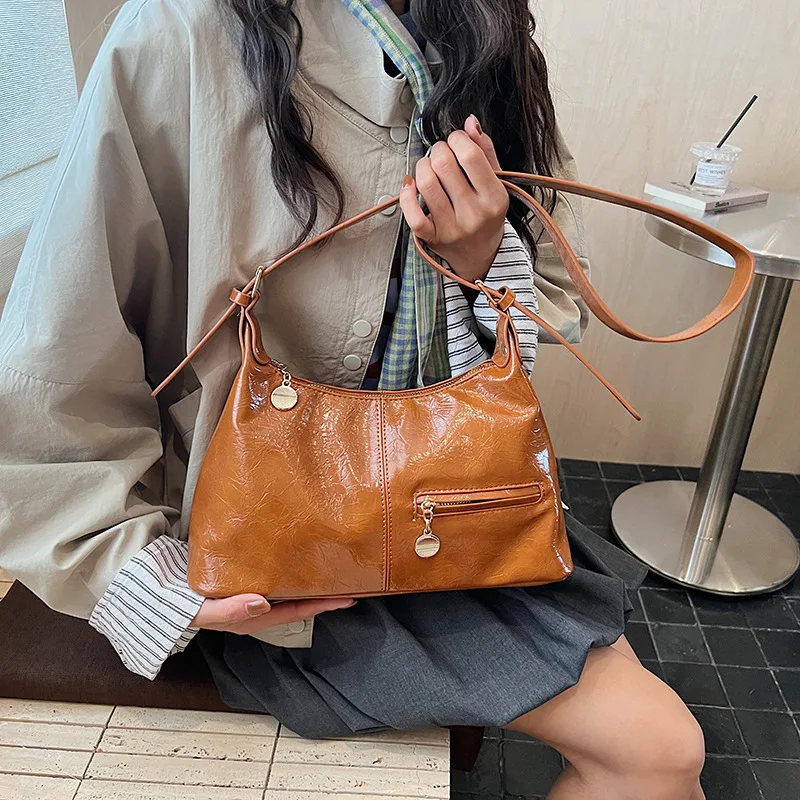 

2025 Новая пригородная сумка через плечо/подмышки в новом стиле — ценная, роскошная кожа из масляного воска, большая вместимость