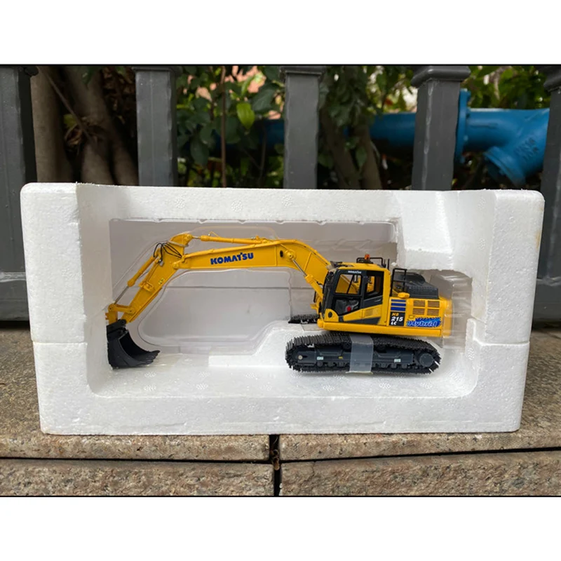 UH 1:50 Scale Komatsu HB 215LC Hybrid Alloy Excavator Car Model 8135