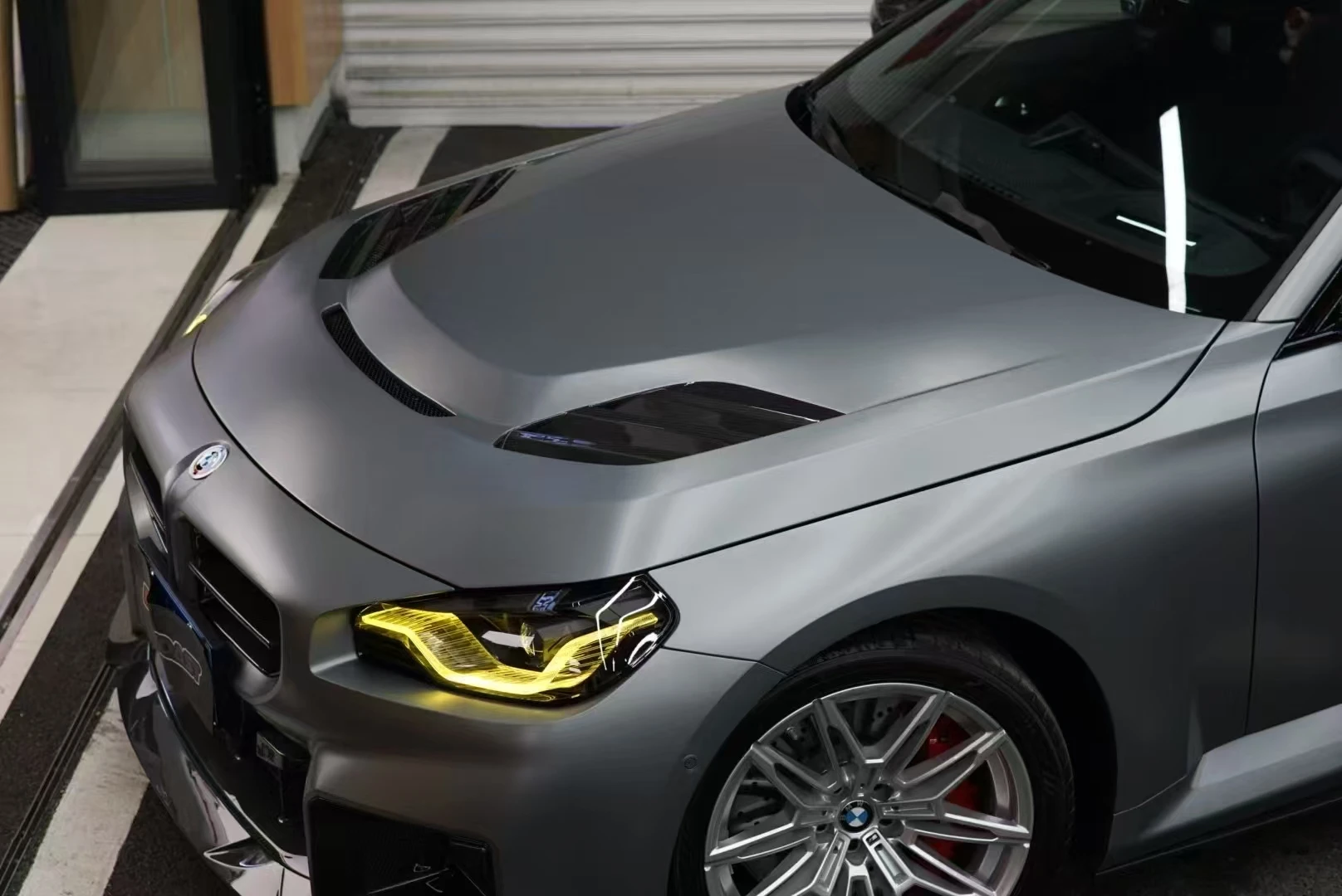 عالية الجودة الخامس نمط غطاء محرك السيارة من ألياف الكربون الجافة لسيارات BMW 2 سلسلة G87 M2 G42 M240 غطاء صمام المحرك الأمامي بونيه الإعداد المثالي