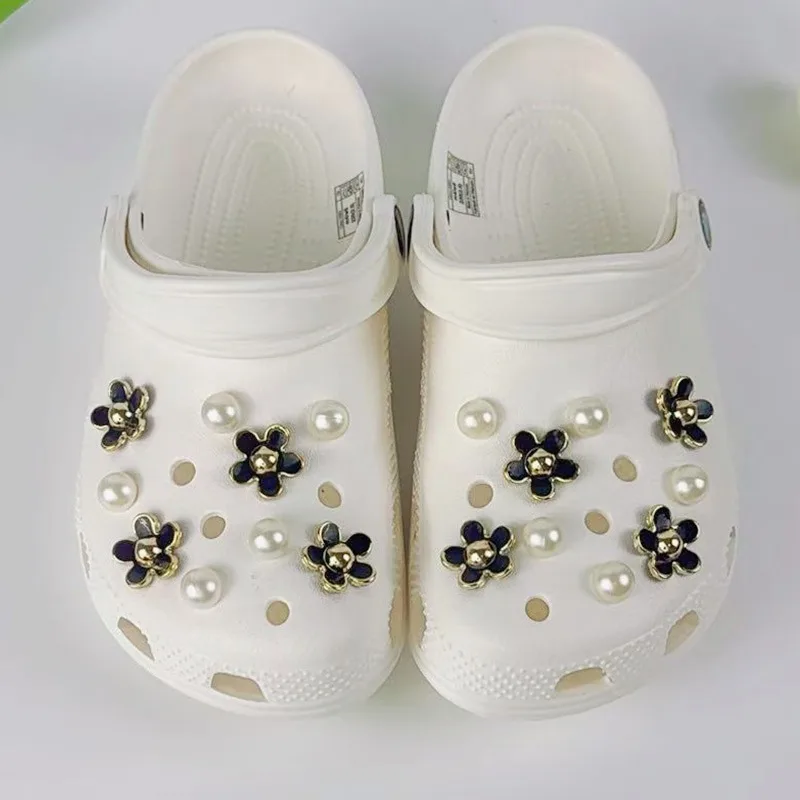 18 قطعة مجموعة سحر الأحذية الموضة اكسسوارات ثقب إبزيم حذاء أسود أبيض وردي زهرة اللؤلؤ لتقوم بها بنفسك ثلاثية الأبعاد الأحذية زينة لحقيبة Bogg