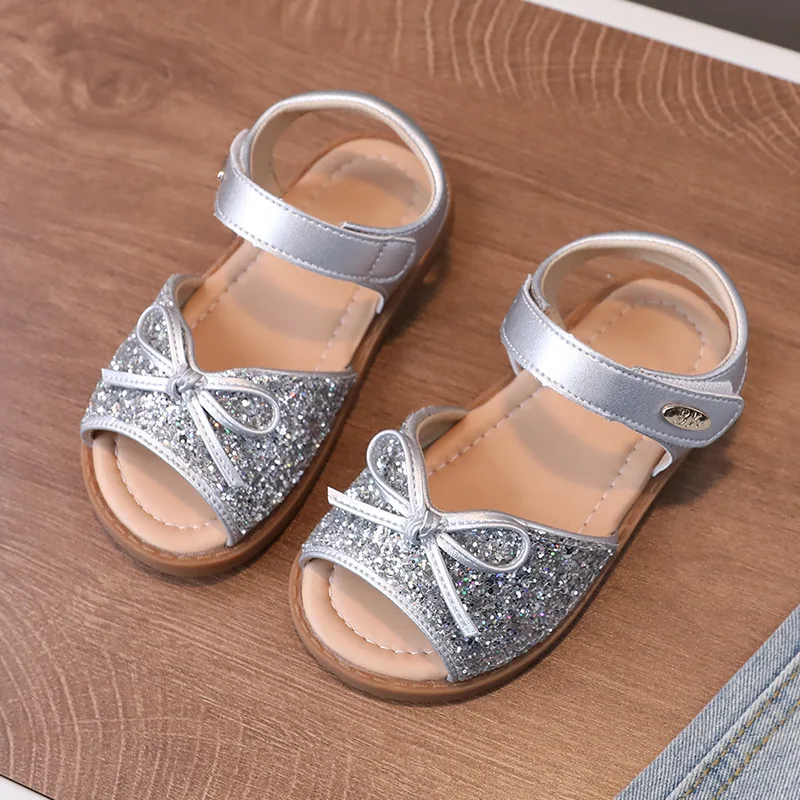 Sandalias de cristal para niñas, zapatos individuales antideslizantes de cuero con lentejuelas de estilo extranjero, novedad de verano 2024