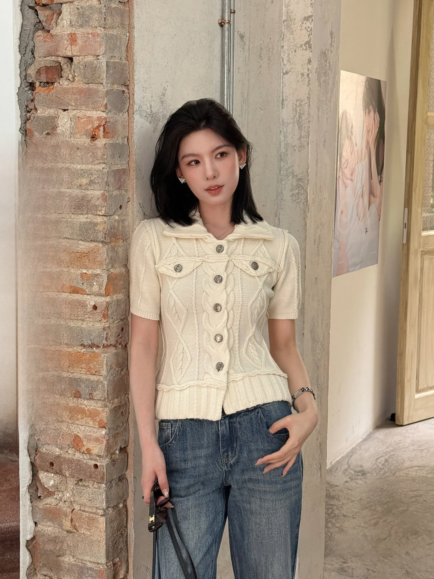 

Весенняя вязаная блузка с коротким рукавом для женщин, модная, приталенная, с узлами по низу, от Qiangwen Mountain Heavy Industry, цвет Miliwhite