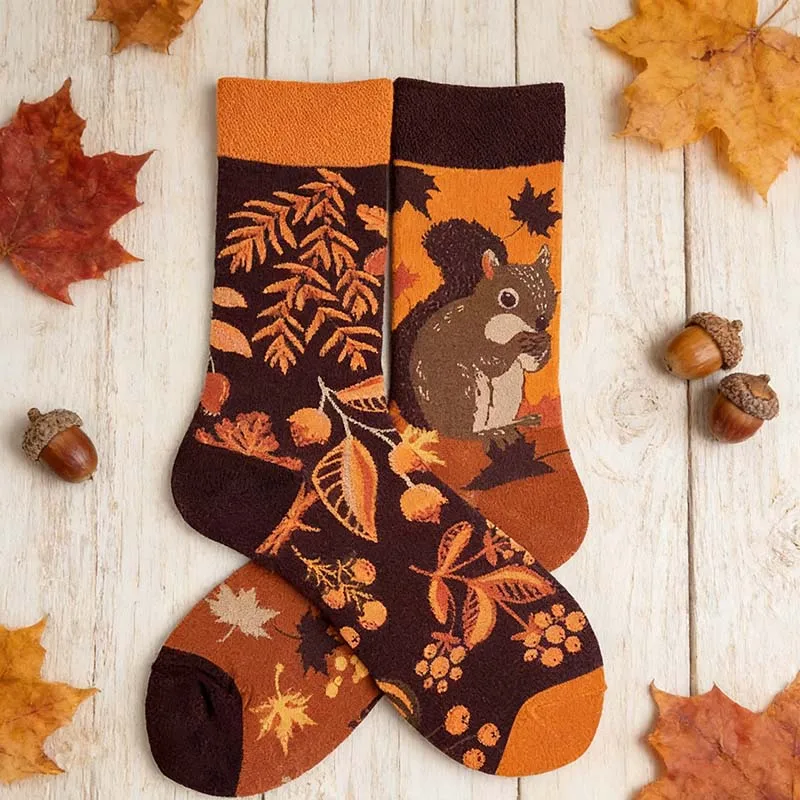 1 par de calcetines a media pantorrilla con patrón de hoja de arce y ardilla del bosque, diseño juguetón asimétrico, calcetines unisex versátiles de temporada a media pantorrilla