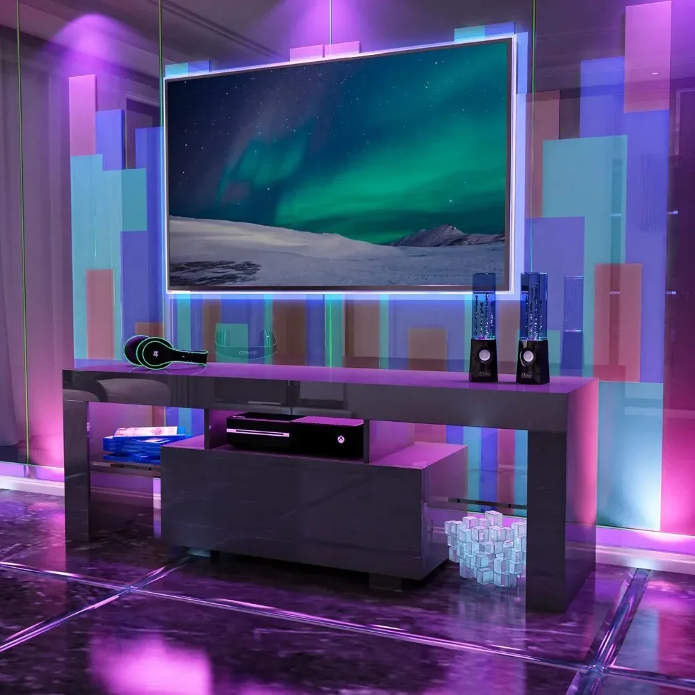 خزانة وحدة تحكم تلفزيون حديثة عالية اللمعان مع رفين زجاجية مفتوحة لأثاث الحدائق وحامل تلفزيون أسود مع حوامل تلفزيون LED