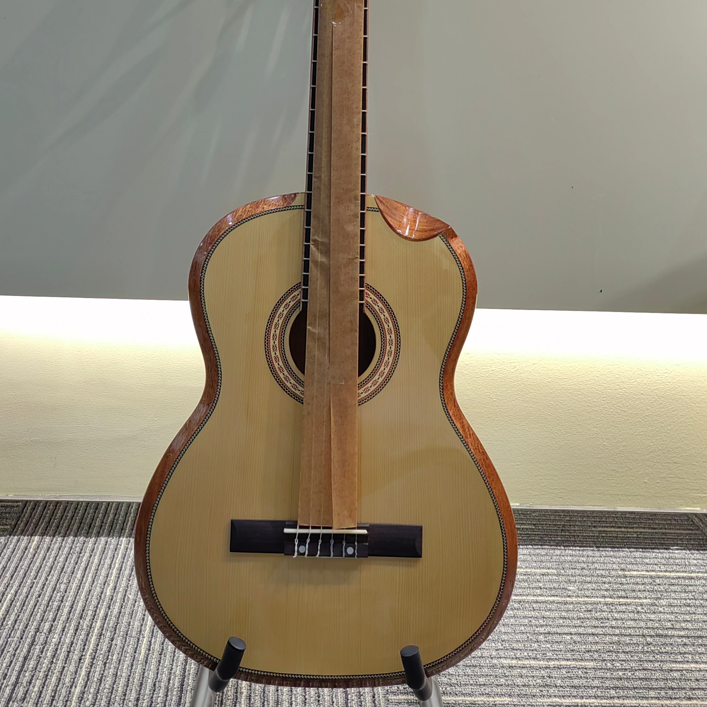 Neues Design Klassische Gitarre mit vollständiger Armlehne und kleinem Cutaway-Korpus