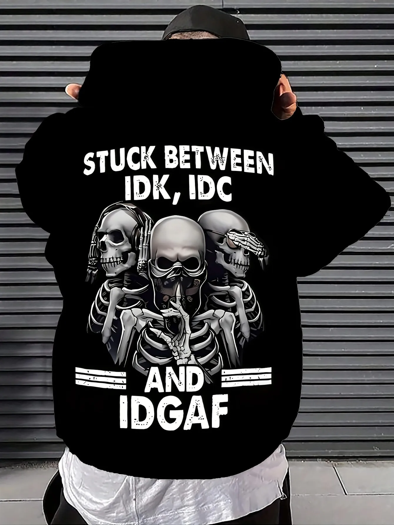 Herren-Hoodie mit Totenkopf-Design, Eingefangen zwischen Gleichgültigkeitsmustern. Dieser lässige schwarze Pullover aus lockerem Polyester