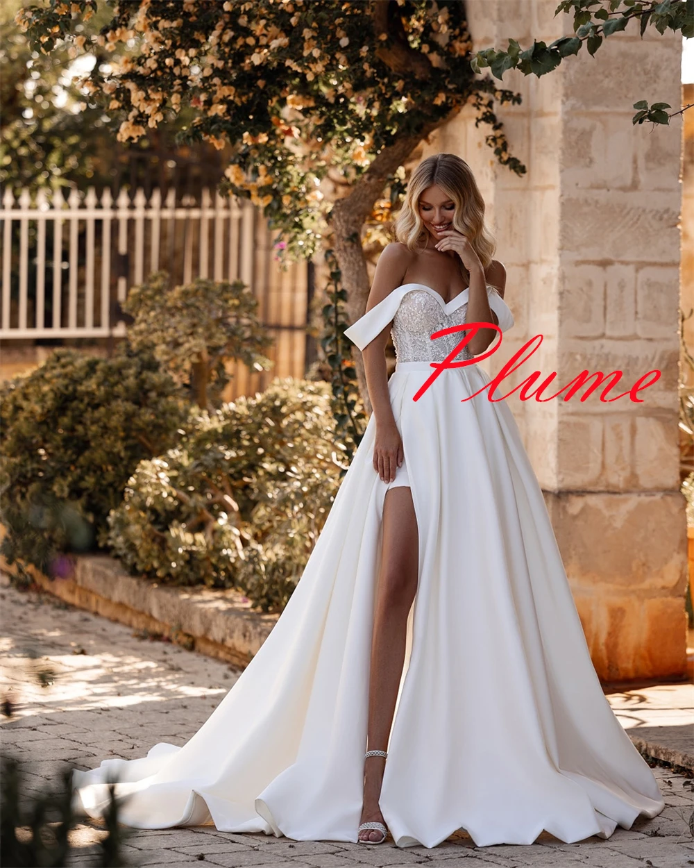 ที่กําหนดเองสีขาวซาตินชุดเจ้าสาวเรียบง่าย Strapless ปิดไหล่แขนสั้นชุดแต่งงาน Chapel Train ชุดเปลือย