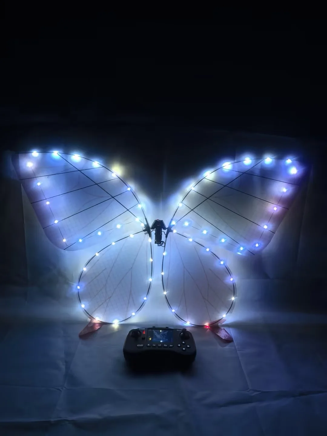 New remote-controlled biomimetic butterfly aircraft, biomimetic butterfly with color changing stage performance