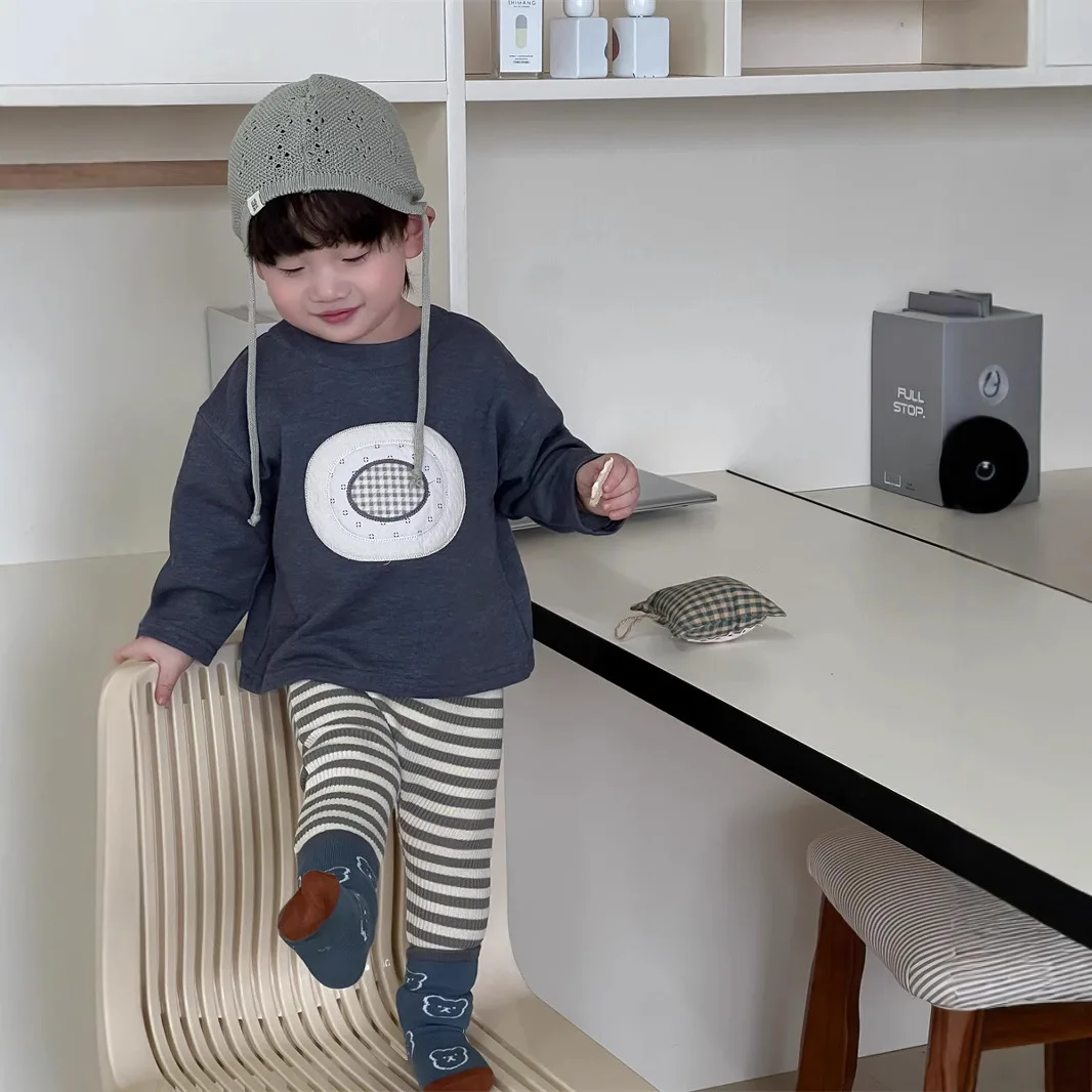 

Новинка весны 2024, футболки с длинными рукавами для маленьких мальчиков, свободные топы с геометрическими нашивками для младенцев, хлопковая футболка для маленьких мальчиков