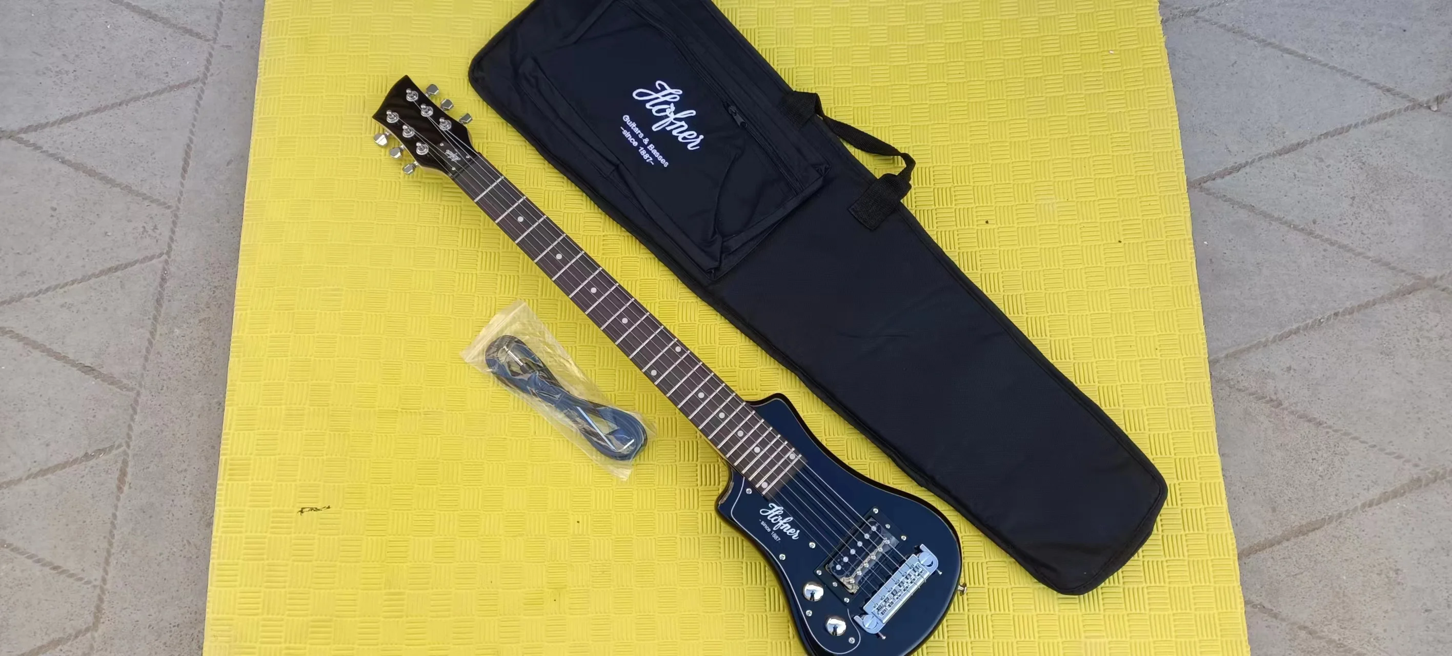 

Portable Mini Electric Guitar for Travel,Professional Guitar,Left Handed, Black, Professional String Musical Instrument, Cr
