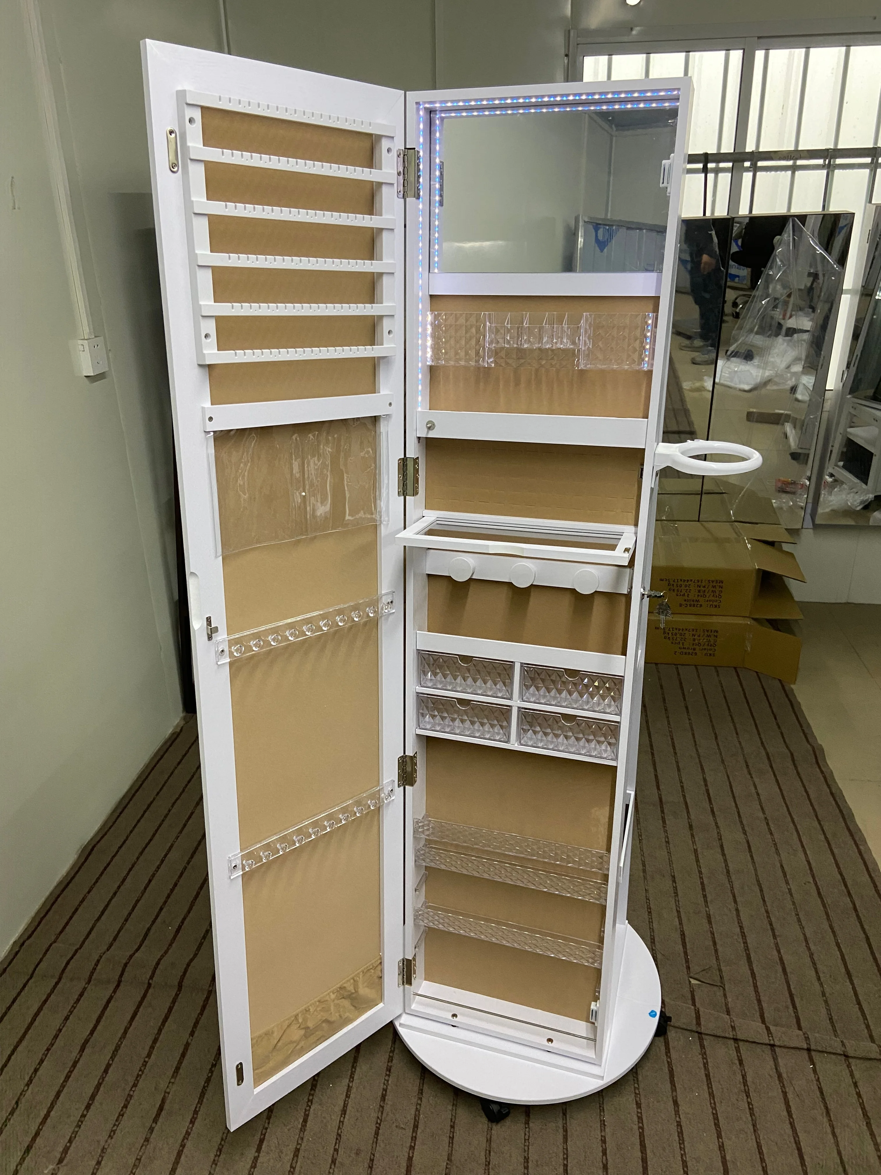 مرآة كاملة الطول مع مساحة تخزين المجوهرات، 360 درجة °   منظم خزانة المجوهرات الدوارة مع أضواء، خزانة مجوهرات بمرآة قابلة للقفل