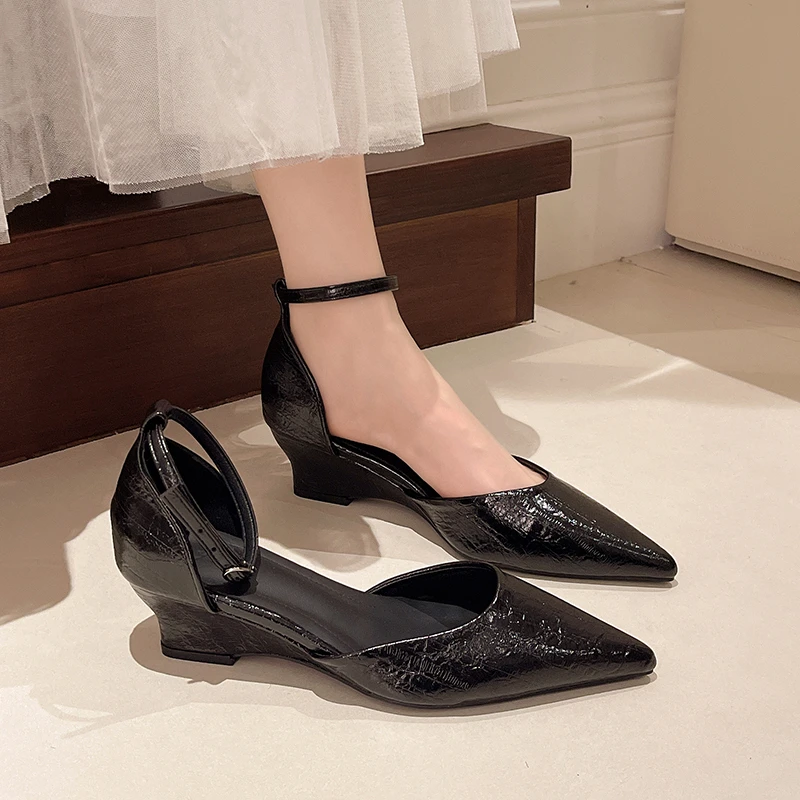 

Новые роскошные металлические дизайнерские женские сандалии 2026 года, весенние, сексуальные, с острым носком, на танкетке, для пляжа и вечеринок, большие размеры